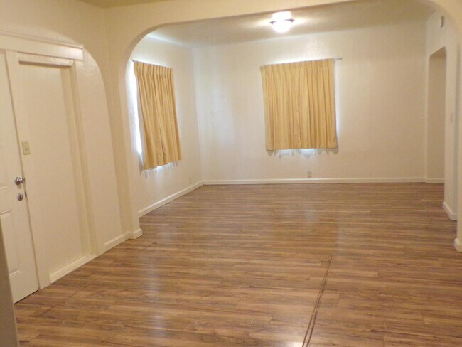Building Photo - 6939 E Kings Canyon Rd