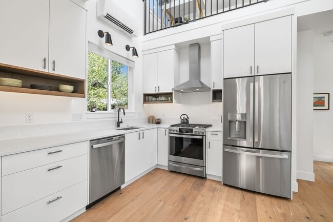 Building Photo - 142 SW Roosevelt Ave