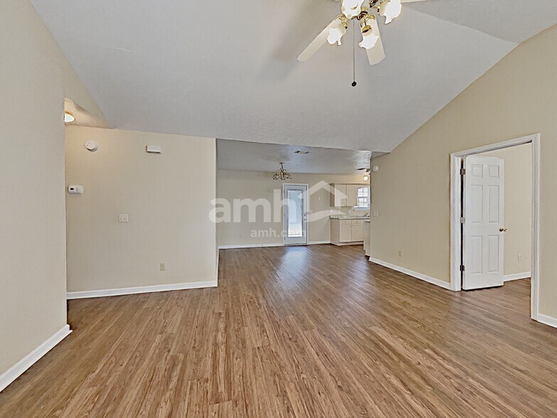 Building Photo - 1200 Larzelere Ln