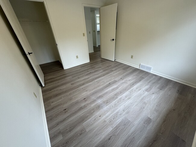 Building Photo - 395