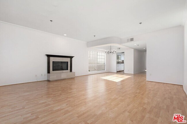 Building Photo - 2205 S Bentley Ave