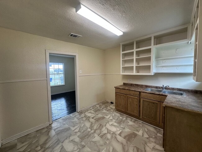 Building Photo - 3921 Roselawn Dr