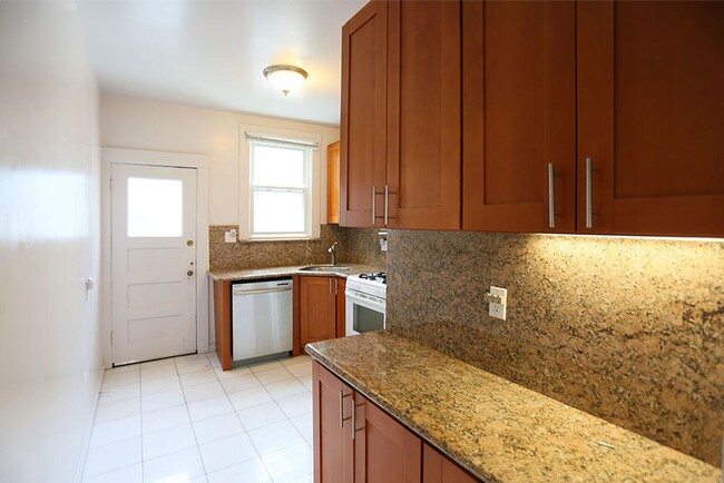 Building Photo - Top, third floor 2BR/1BA on Nob Hill class...