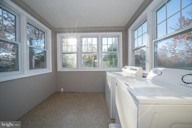 Building Photo - 709 E 20th St