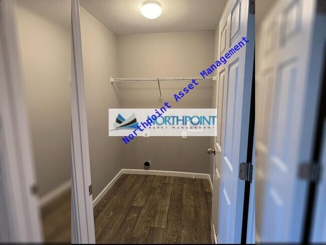 Building Photo - A beautiful 3 bed 2.5 bath home with a fen...