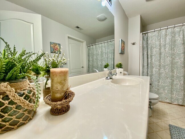 Building Photo - Super-Cute Condo!  First Floor - 1-Story - Fenced Patio - Storage - Pet Friendly!