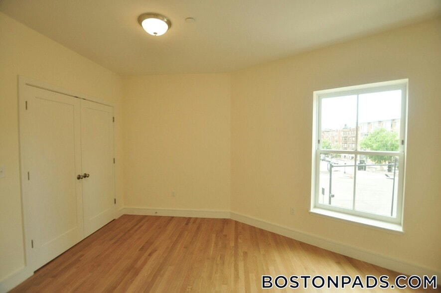 Building Photo - 877 Beacon St