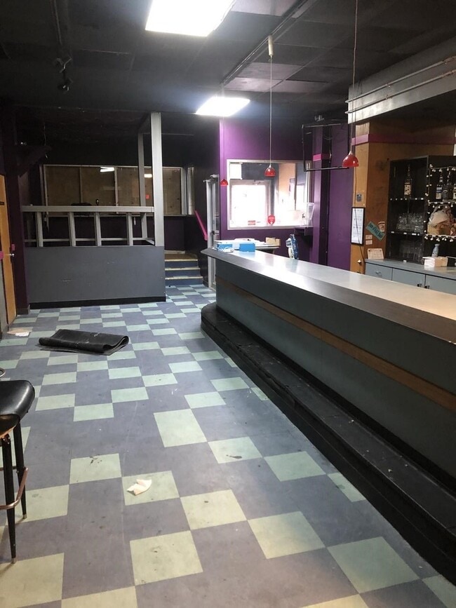 Building Photo - 614 University Ave