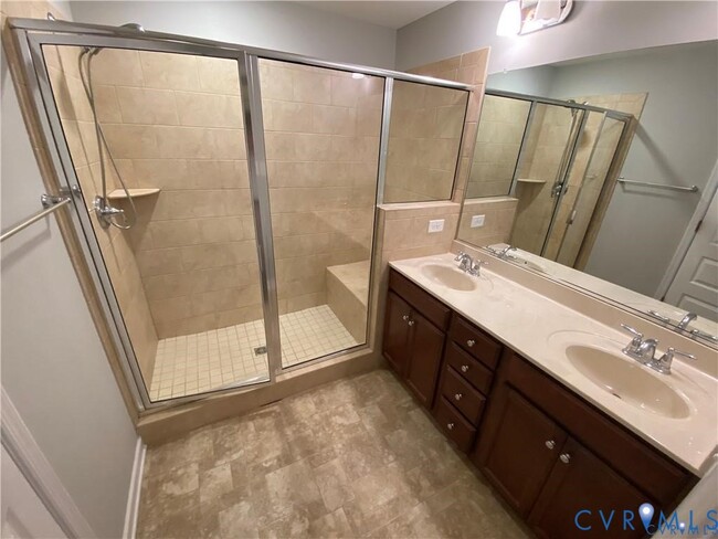 Building Photo - 8040 Rutland Village Dr