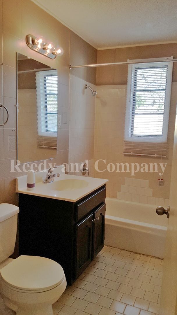 Building Photo - 3334 Fostoria Rd