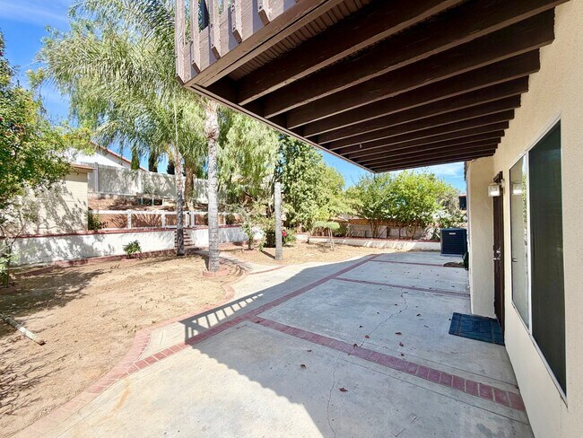 Building Photo - Spacious 5 Bedroom 3 Bathroom Home with Updated Paint, New Roof & Private Balcony