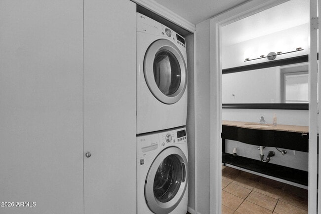 Building Photo - 1808 E Center Ln