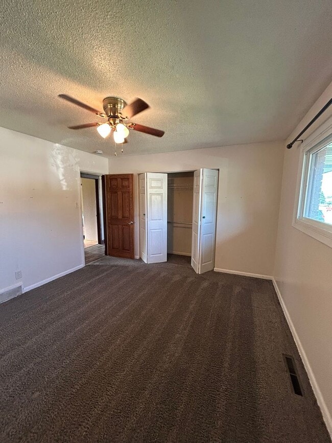 Building Photo - 3470 S Hillcrest Dr