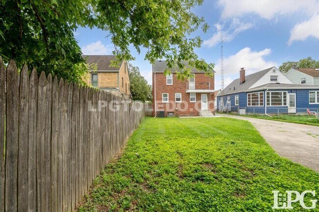 Building Photo - 928 W Gramercy Ave