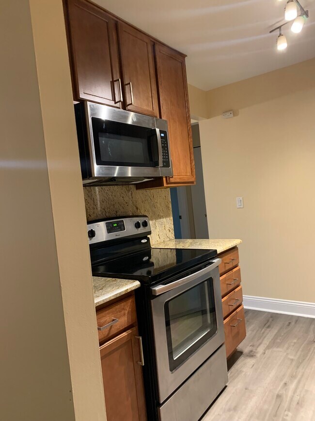 Building Photo - 650 Perrie Dr