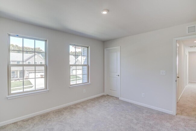 Building Photo - 5 Bedroom Home in Youngsville, right off o...
