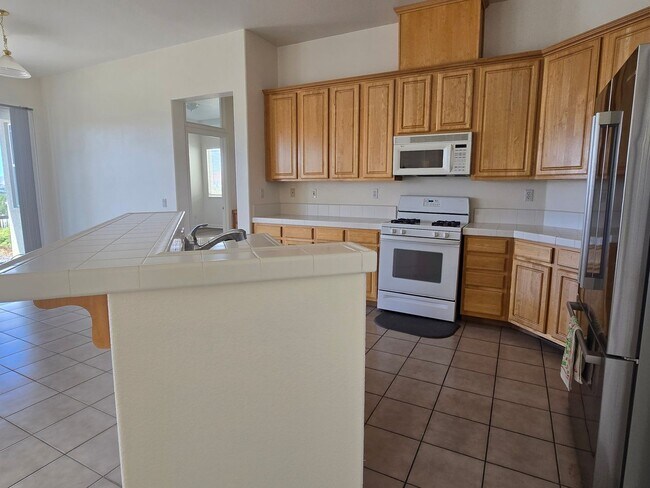Building Photo - Beautiful single story home with over 1600...