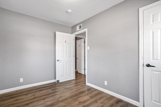 Building Photo - 3 Bedroom, 1 Bath with Garage