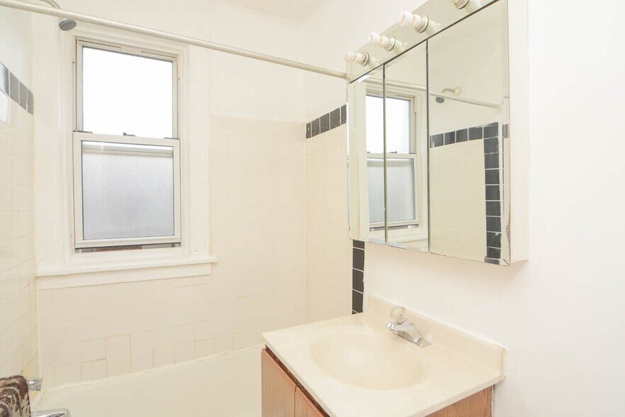 Building Photo - 653 W Belmont Ave