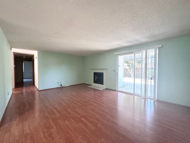 Building Photo - Wonderful centrally located Powell Butte 3...
