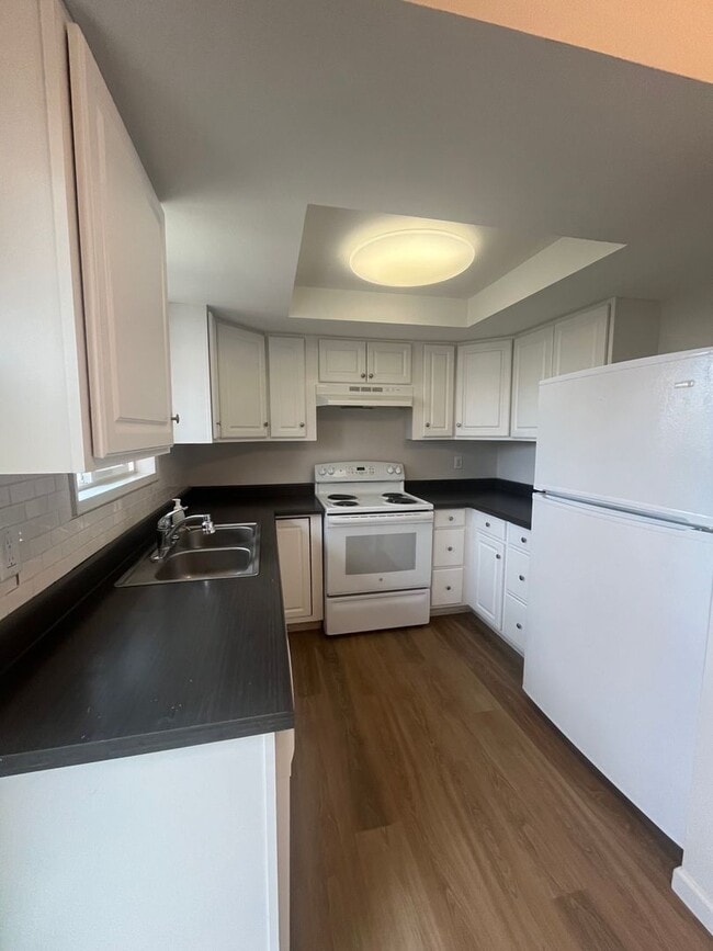 Building Photo - 2-bedroom 1-bathroom duplex