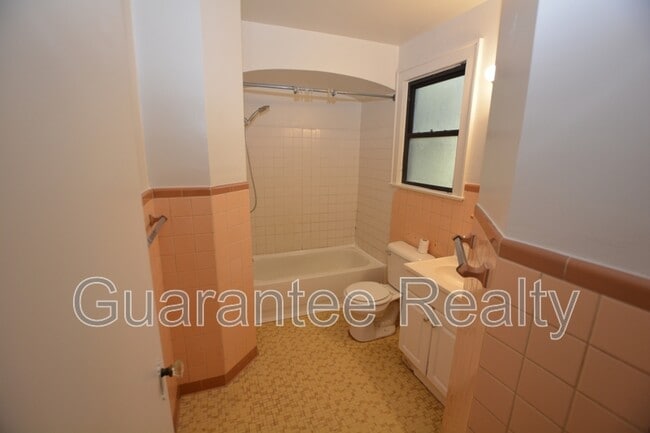 Building Photo - 2246 SE 3rd Ave