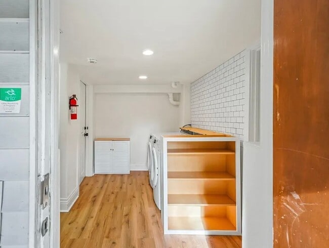 Building Photo - 125 NE Shaver St