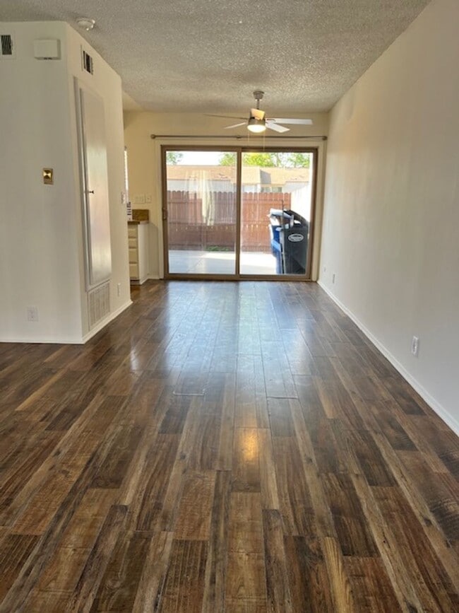 Building Photo - Todd Ranch Condo