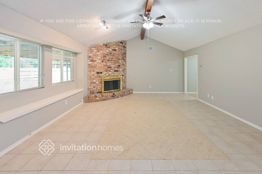 Building Photo - 8703 Saratoga Forest Dr