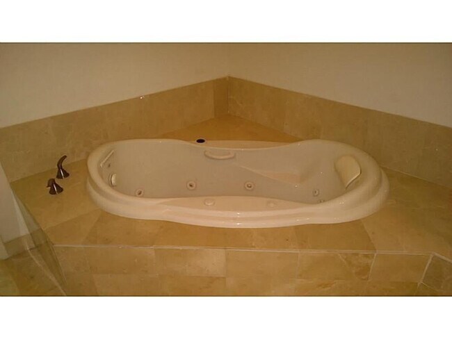 Building Photo - 14951 Royal Oaks Ln