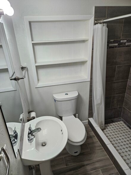 Building Photo - 217 S Alder Dr