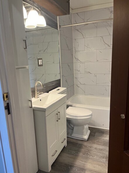 Bathroom - 1800 N Rosewood Ave