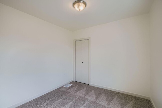 Building Photo - 610 Fairview Ave N