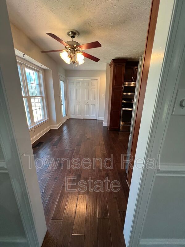 Building Photo - 303 Wagoner Dr