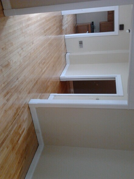 Building Photo - 1821 E 6th St