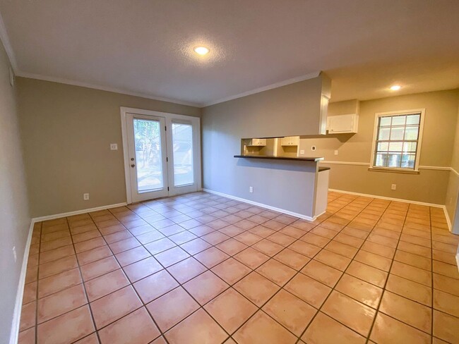 Building Photo - 3 bedroom 2 bathroom near Sycamore View an...