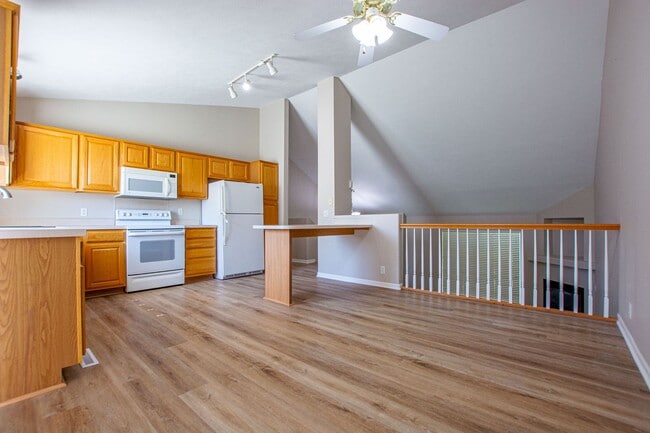 Building Photo - 3 Bedroom / 2 Bath Tri-Level Home Located ...