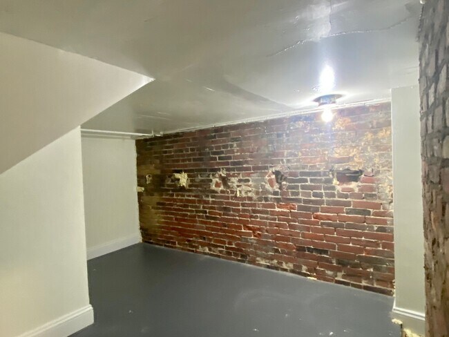 Building Photo - 5 N Margin St