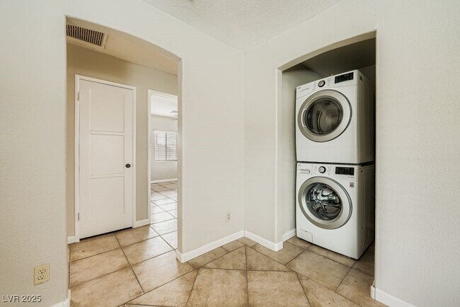 Building Photo - 571 Blackmore Dr