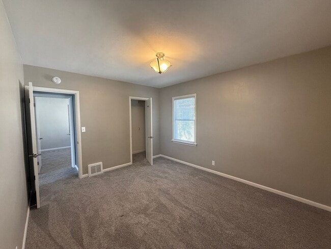 Building Photo - Beautifully Updated 2 Bed, 1 Bath Home for...
