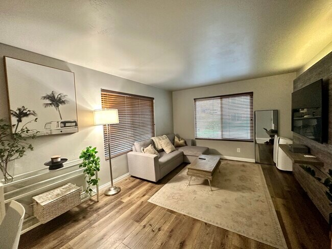 Primary Photo - 5722 Riley St