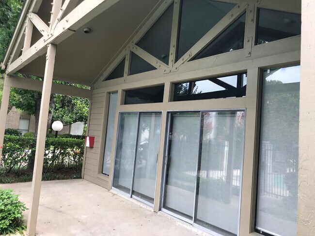 Building Photo - 10049 Westpark Dr
