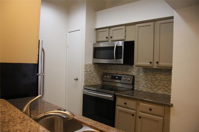 Building Photo - 6750 Sands Point Dr