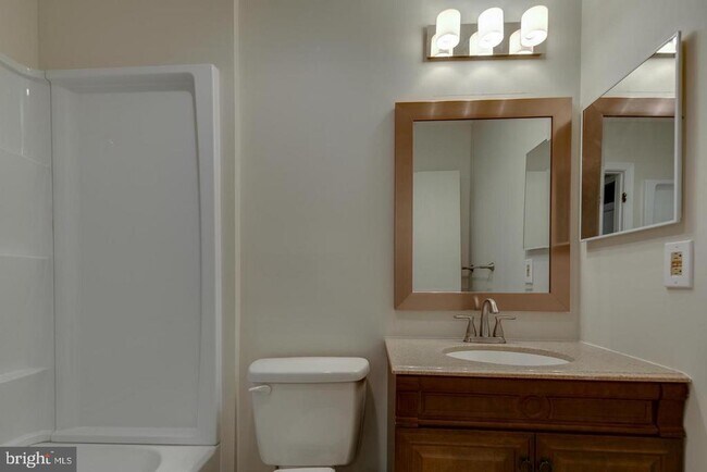 Building Photo - 11 Queen Elizabeth Ct