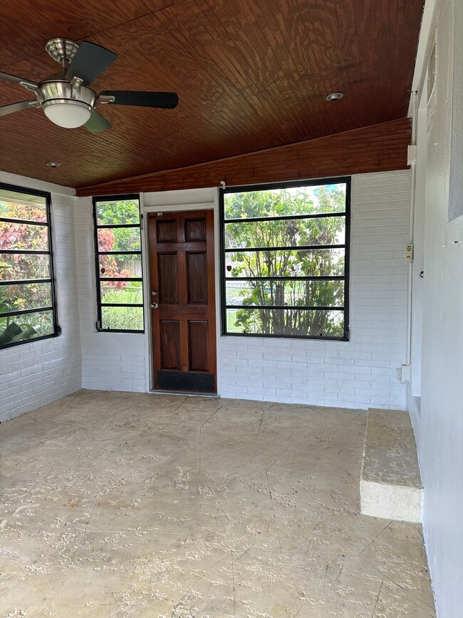 Air Conditioned Florida Room - 44 SE 4th St