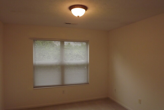 Building Photo - Spacious 2 story Beavercreek Condo