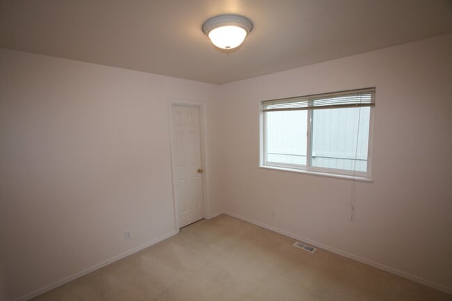 Building Photo - 4 Bedroom Eagle River Home!