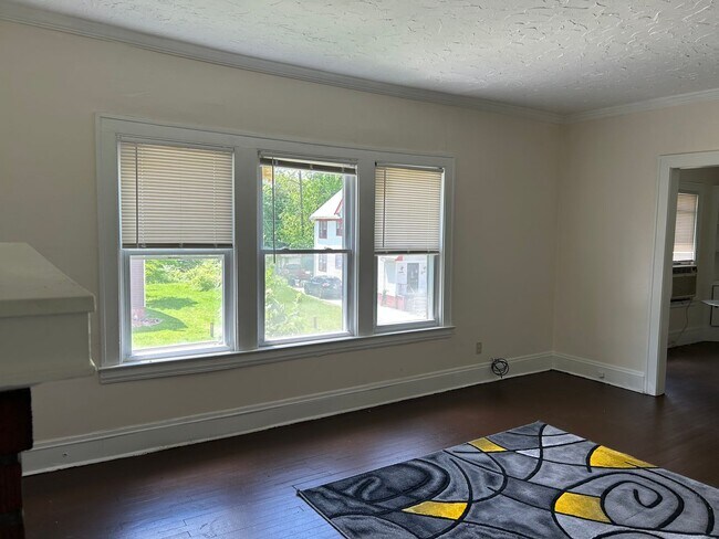 Building Photo - Spacious 3-Bedroom, 2-Bath First Floor  Ap...