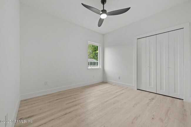 Building Photo - 213 Deportivo Dr