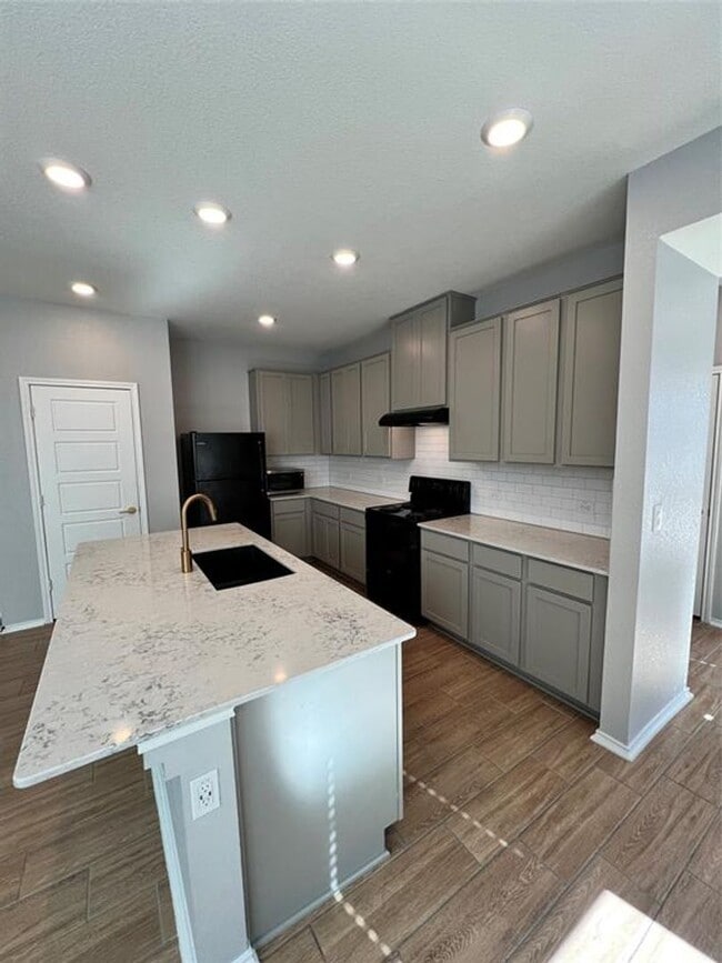 Building Photo - Del Valle Sundance Crossing / 4 bedrooms, 2 baths, 1 story home / Like New built 2021 / Refrigera...
